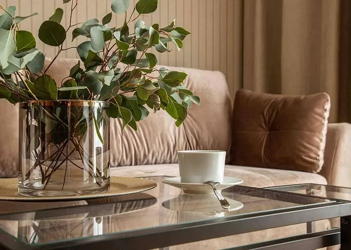Wyzwolenia Apt , Lazienki Park & Zbawiciela Sq. 2\'