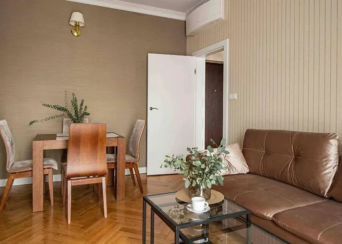 Wyzwolenia Apt , Lazienki Park & Zbawiciela Sq. 2\'