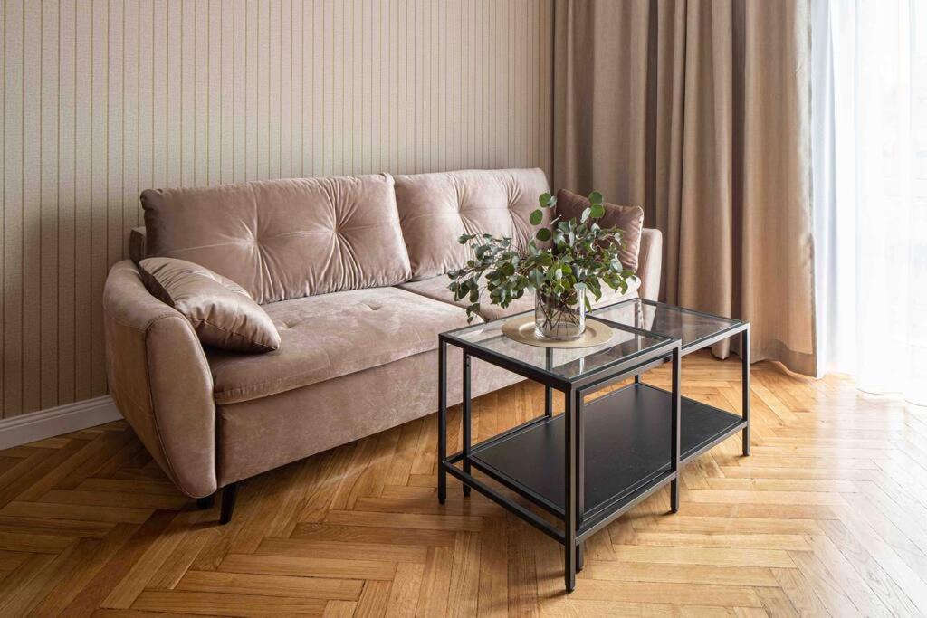Wyzwolenia , Lazienki Park & Zbawiciela Sq. 2' Apartment